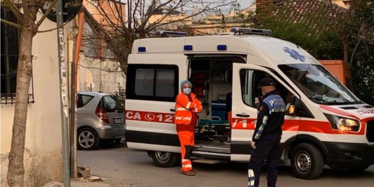 Sherr mes të rinjve, dy të plagosur me thikë