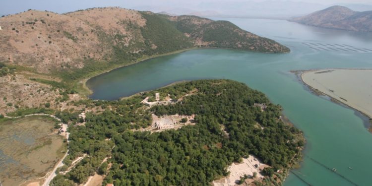 Pasi i hoqi 800 Ha nga zona e mbrojtur për të lejuar ndërtimet, qeveria ia jep Butrintin një fondacioni, ku s’ka asnjë arkeolog shqiptar