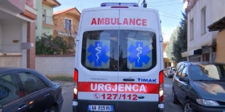 E rëndë/ E moshuara bie nga kati i tretë i pallatit, dërgohet me urgjencë në spital