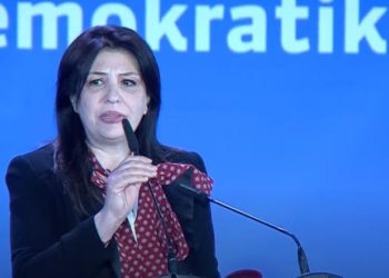 Salla ngrihet në këmbë, Jozefina Topalli përlotet: Më latë pa fjalë