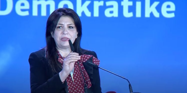 Salla ngrihet në këmbë, Jozefina Topalli përlotet: Më latë pa fjalë