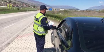 Gjirokastër, 18 vjeçari i bën "të fortin" policisë, nuk ndalon në postbllok
