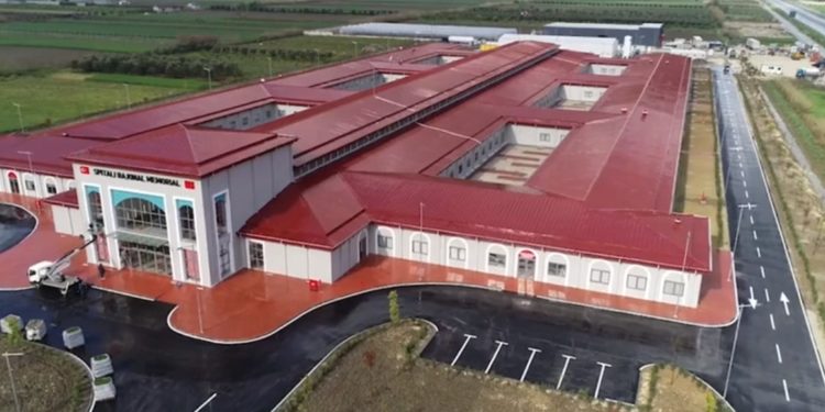 Spitali i Erdogan në Fier, mjekët turqë marrin 3-fishin e rrogës së mjekëve shqiptarë. Ja sa është niveli i rrogës (VIDEO)