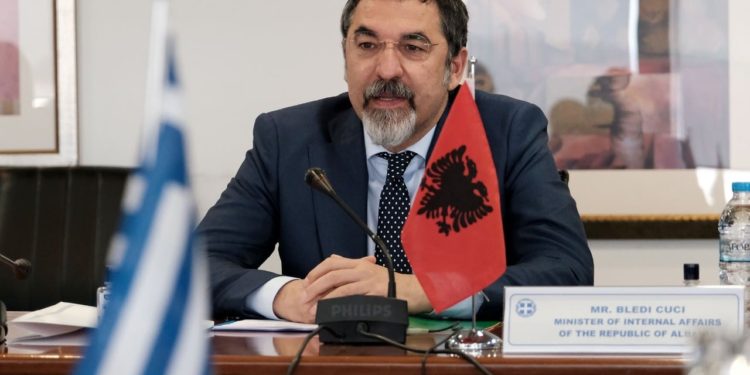 Çuçi: Shqiptarët në Greqi, trajtim të veçantë për lejet e qëndrimit (VIDEO)