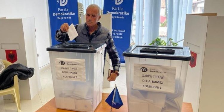 Nga Tirana, Vlora dhe Gjirokastra, ja qytetet ku po mbahen sot zgjedhjet për kryetarë dege të PD-së së Berishës