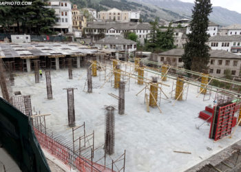 Drejt fundit parkingu nëntokësor në Gjirokastër (FOTO)