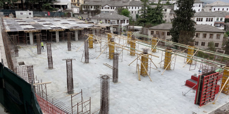 Drejt fundit parkingu nëntokësor në Gjirokastër (FOTO)