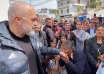 Gruaja rome i puth dorën Edi Ramës (VIDEO)