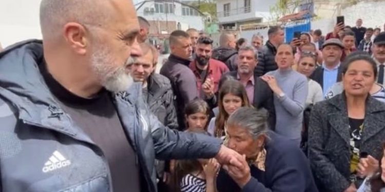 Gruaja rome i puth dorën Edi Ramës (VIDEO)