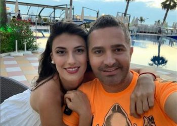 Rrëfehet këngëtari shqiptar: Shkova për pushime në Greqi dhe mora çmimin e parë në një ‘talent show’