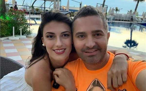 Rrëfehet këngëtari shqiptar: Shkova për pushime në Greqi dhe mora çmimin e parë në një ‘talent show’