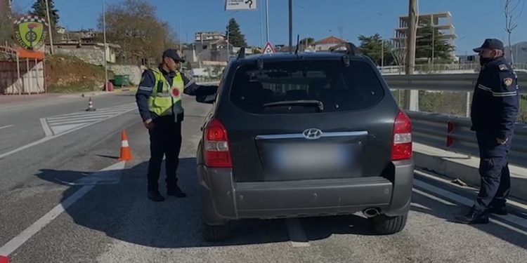 Policia e Gjirokastrës bën bilancin e një jave: Shoferë të arrestuar, 350 gjoba dhe 7 patentat të hequra (VIDEO)