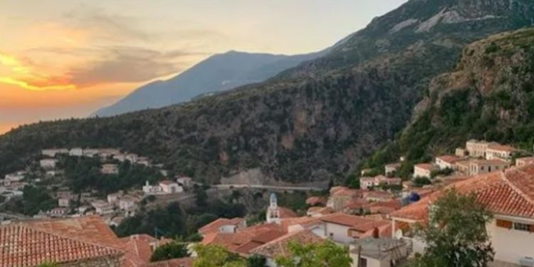 Merr flakë një shtëpi në Dhërmi