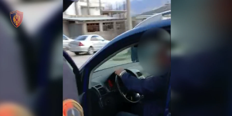 “Bëni bllokimin e rrugës”, shihni si kapet në Gjirokastër trafikanti i klandestinëve (VIDEO)