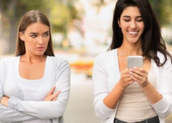 Pse disa njerëz ju irritojnë pa ndonjë arsye të veçantë?