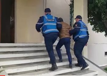 Tronditëse/ Djali tenton të vrasë babain me hanxhar: Hajdeni se më mbyti… (VIDEO)