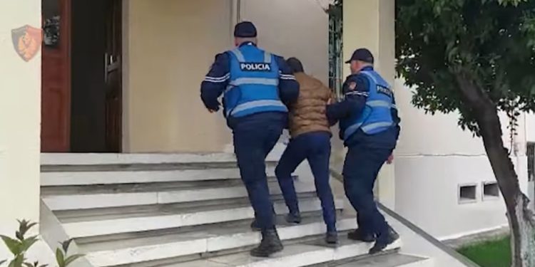 Tronditëse/ Djali tenton të vrasë babain me hanxhar: Hajdeni se më mbyti… (VIDEO)