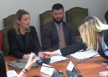 Butrinti me koncension, deputetja e Sarandës i fik mikrofonin ministres së Kulturës: Ti je fytyra e turpit, je anti-njeriu dhe anti-femra (VIDEO)