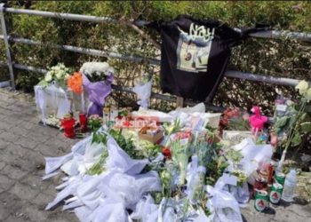 Shokët vendosin lule, qirinj dhe mesazhe në vendin e aksidentit ku u dogj 17-vjeçari shqiptar në Greqi