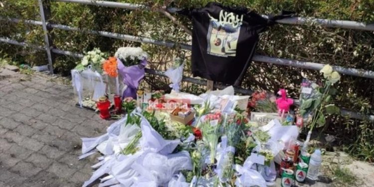 Shokët vendosin lule, qirinj dhe mesazhe në vendin e aksidentit ku u dogj 17-vjeçari shqiptar në Greqi