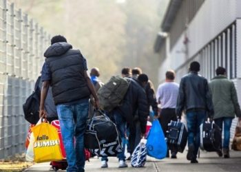 Anglia fillon kthimin mbrapsht të azilkërkuesve