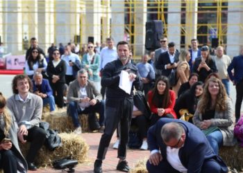 Akuzat se qeveria po favorizon një grusht tregtarësh, socialistët kërkojnë t’i mbyllin gojën Erion Braçes