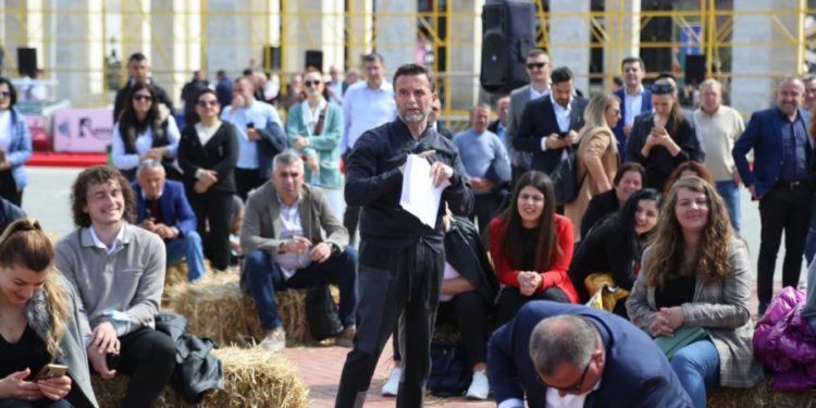 Akuzat se qeveria po favorizon një grusht tregtarësh, socialistët kërkojnë t’i mbyllin gojën Erion Braçes