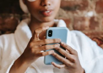 Celulari juaj është gjëja më e ndotur që prekni çdo ditë, ja si ta pastroni