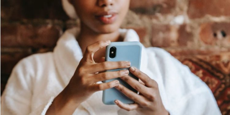 Celulari juaj është gjëja më e ndotur që prekni çdo ditë, ja si ta pastroni