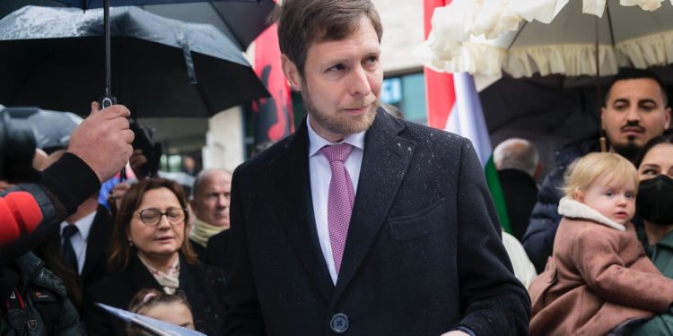 Presidenti i ri i Shqipërisë, del emri i kandidatit të parë