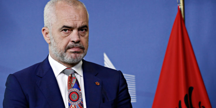 BIRN: Adhurimi i socialistëve ndaj Edi Ramës ngre shqetësime për krijimin e “kultit të individit”