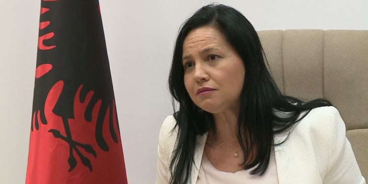 Ryshfet 1 mijë euro, një telefon dhe një arkë peshk për një vend pune, dënohet me 10 muaj burg ish-zv.ministrja e Brendshme