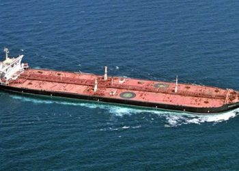 Grekët sekuestrojnë anijen cisternë ruse në gjirin e Karystos