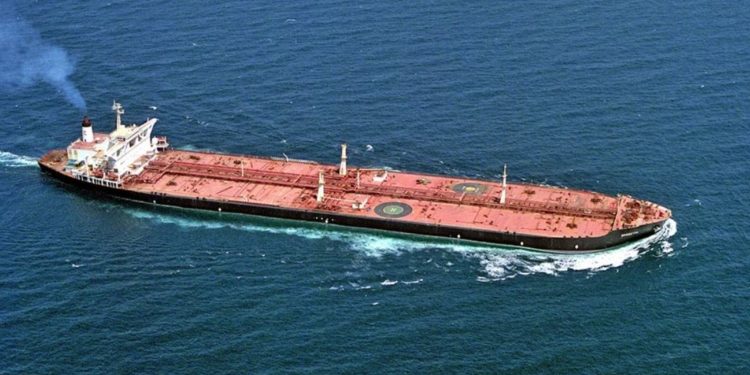 Grekët sekuestrojnë anijen cisternë ruse në gjirin e Karystos