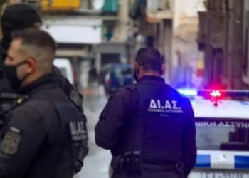 Tmerrohet shqiptari në Greqi, hajdutë i kafshojnë dorën për një celular dhe portofol