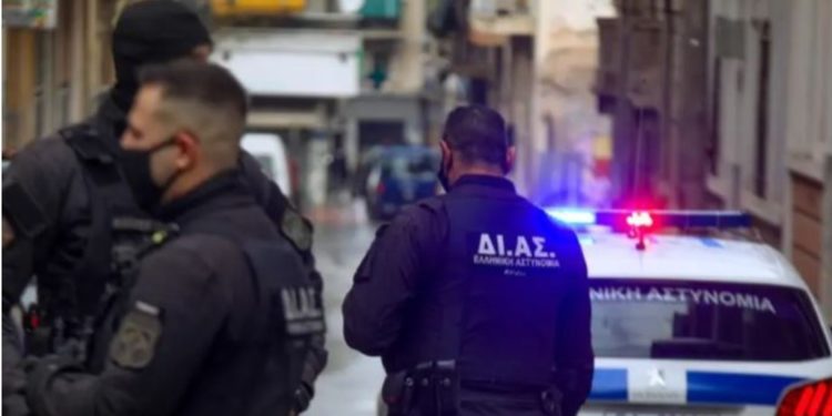 Tmerrohet shqiptari në Greqi, hajdutë i kafshojnë dorën për një celular dhe portofol