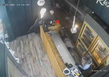 Çmendet italiani ‘i pakënaqur’ me sufllaqen, qëllon 4 herë me pistoletë punonjësin e fast-food (VIDEO)