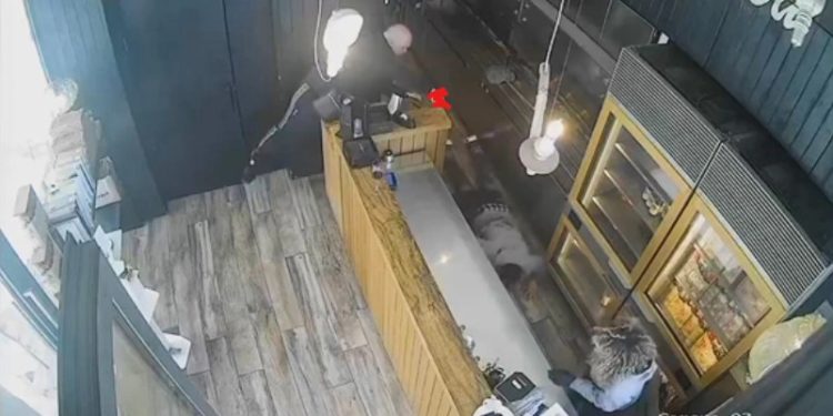 Çmendet italiani ‘i pakënaqur’ me sufllaqen, qëllon 4 herë me pistoletë punonjësin e fast-food (VIDEO)