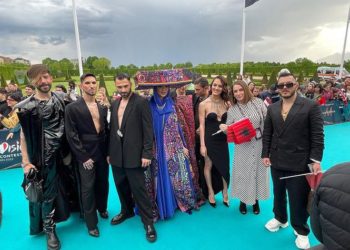 Largoni Ronela Hajatin nga Eurovision, boll qesharakë na ka bërë (FOTO)