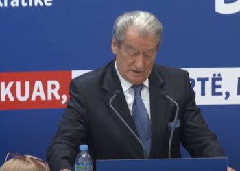 Berisha “karrikon” demokratët: Çdo mëngjes duhet të ngrihemi e të themi çfarë do bëj unë kundër këtij regjimi dhe Ramës?