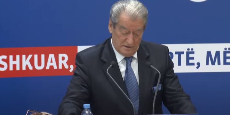 Berisha “karrikon” demokratët: Çdo mëngjes duhet të ngrihemi e të themi çfarë do bëj unë kundër këtij regjimi dhe Ramës?