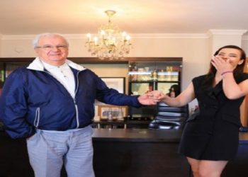 Ngjela fton gazetaren publikisht: Merr një shoqe dhe hajde pas darke tek unë