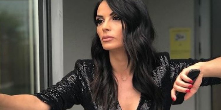 “Ti je idiot”/ Moderatorja e sportit zbulon incidentin me futbollistin e Kombëtares: Më jep mikrofonin se do them diçka dhe…