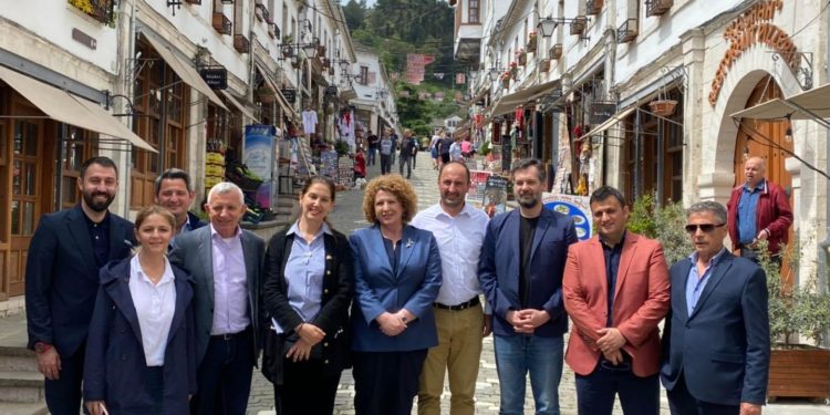 Kumbaro sjell në Gjirokastër ministra nga Kosova e Maqedonia e Veriut: Së bashku për punë të mbara!