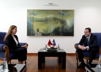 Albin Kurti pret Mirela Kumbaron në Prishtinë (FOTO)