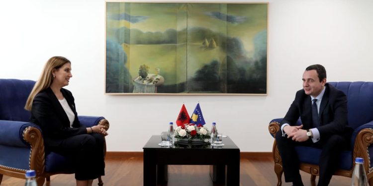 Albin Kurti pret Mirela Kumbaron në Prishtinë (FOTO)