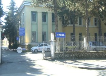 Tragjedi për Bajram/ Nëna e sëmurë i merr jetën foshnjës brenda në valixhe