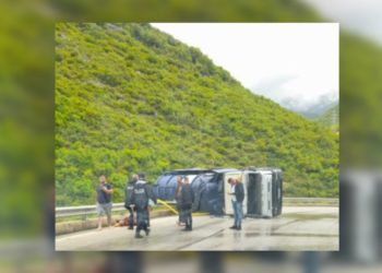 Aksident në Himarë, autoboti del nga rruga, plagoset shoferi