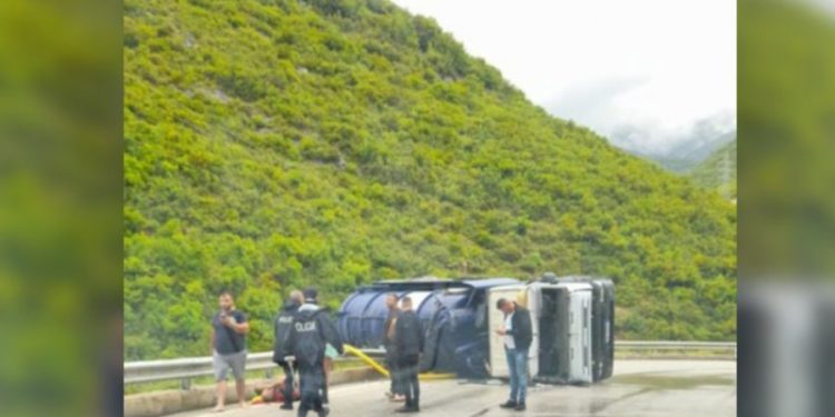 Aksident në Himarë, autoboti del nga rruga, plagoset shoferi