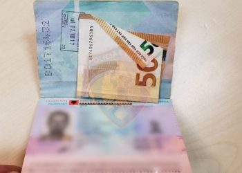 Polici denoncon 36-vjeçarin: Më dha 50 euro në doganë